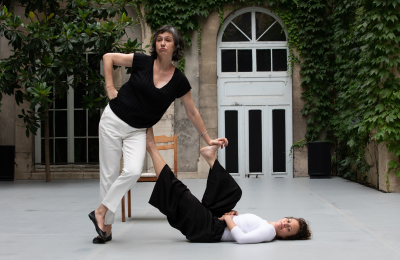 VIOLAINE SCHWARTZ & VICTORIA BELEN / De l'une à l'hôte