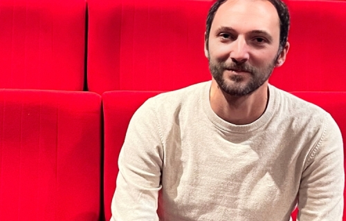 Photo de Martin Dumont dans les sièges rouges de L'étoile du nord