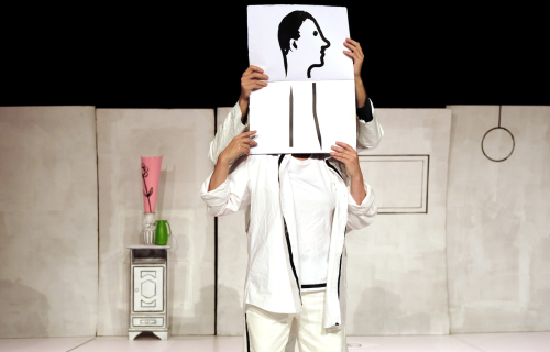 Photo du spectacle Immobile de Rebondi avec Betty Bone et Sylvère Lamotte dans un univers en papier blanc