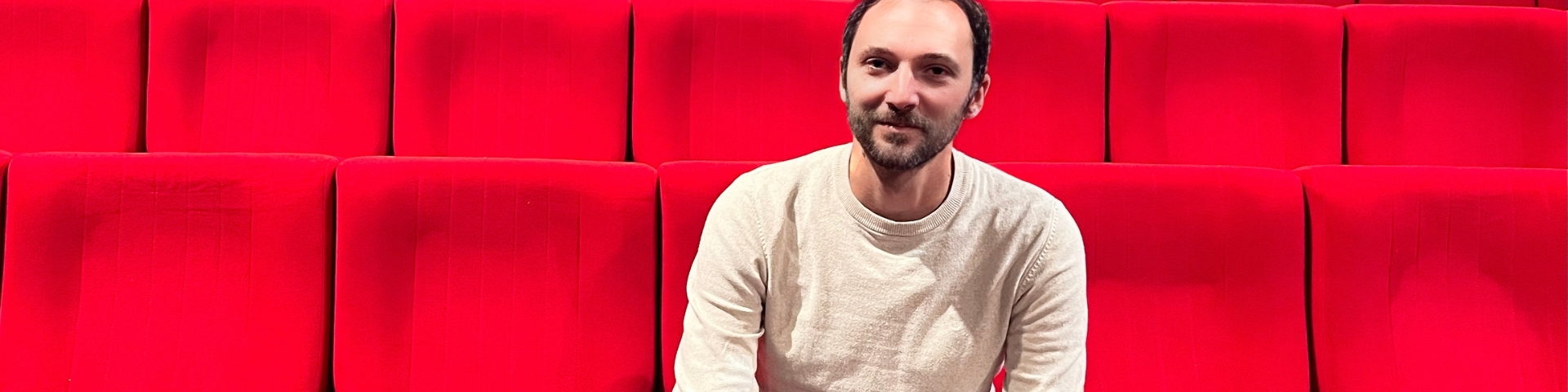 Photo de Martin Dumont dans les sièges rouges de L'étoile du nord